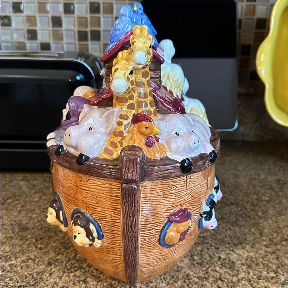 Harry and David Noah’s Ark Ceramic Cookie Jar w/ Multicolor Animals. Large Oval.